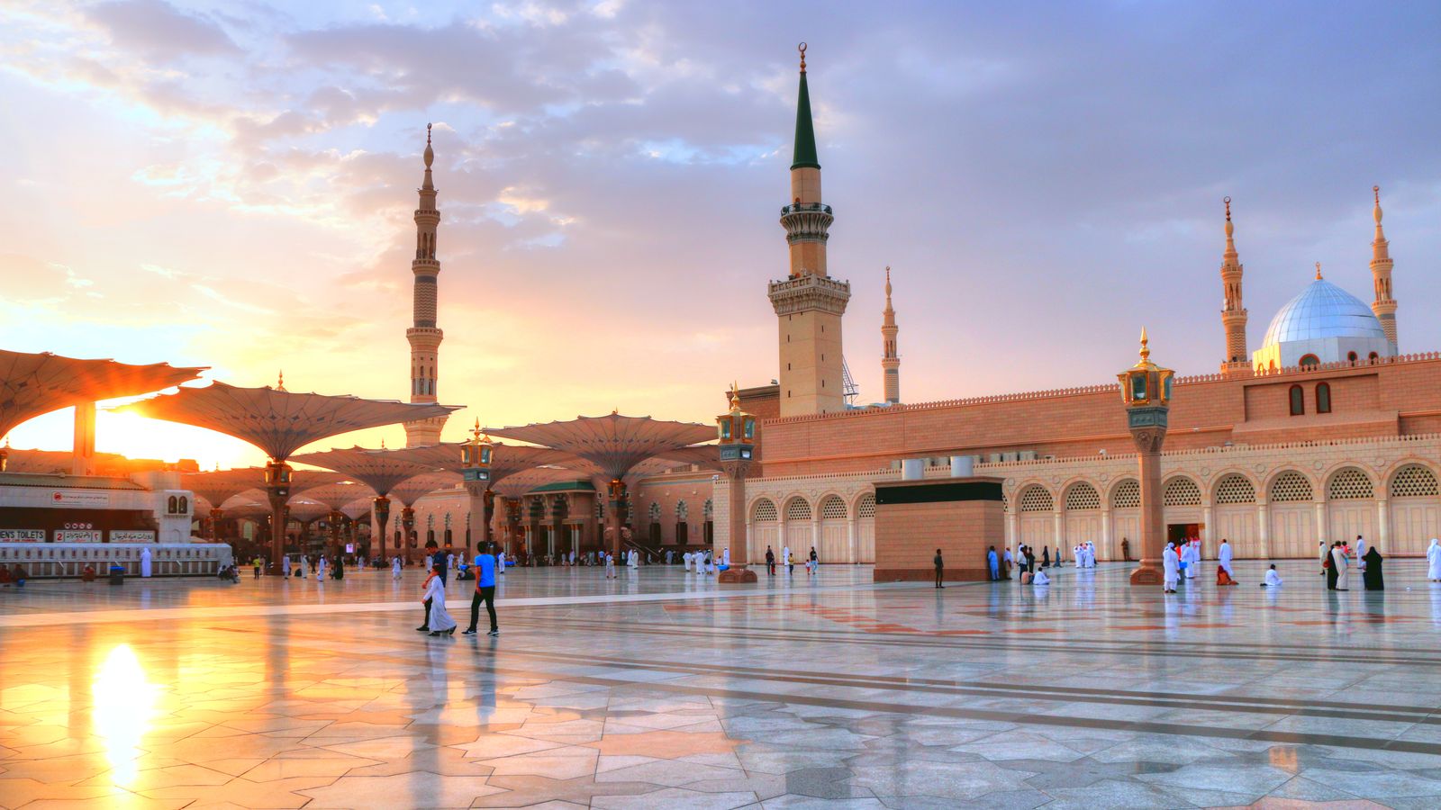 Beautiful sunset view of Masjid an-Nabawi in Madinah, Saudi Arabia, welcoming pilgrims for Umrah Packages 2025.