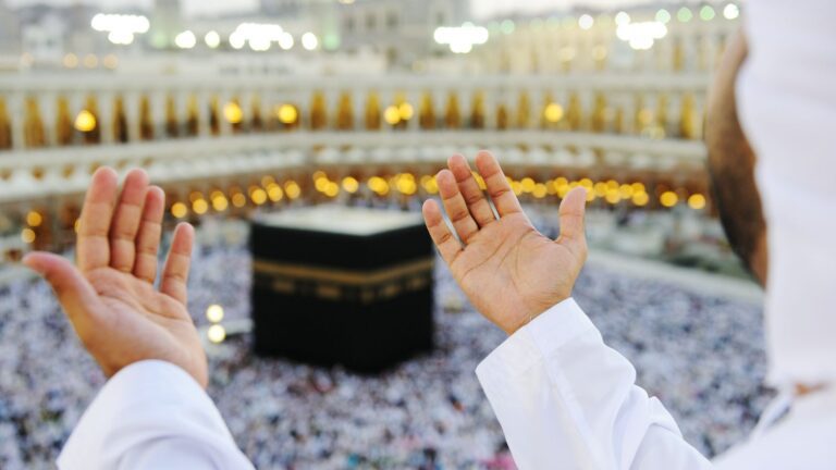 Book Premium Umrah Packages 2025 with Crosson Classic