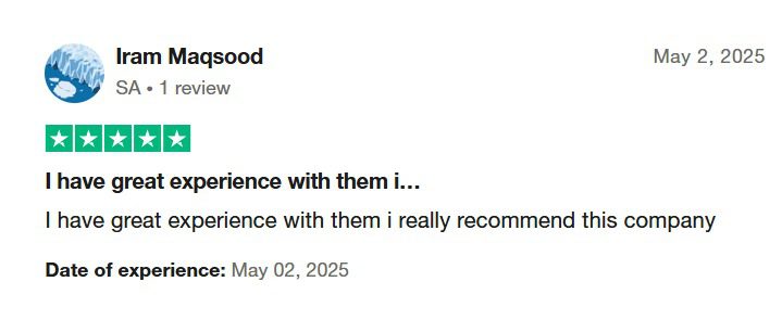 Customer review highlighting Haram Travel UK as a trusted Umrah travel agency.