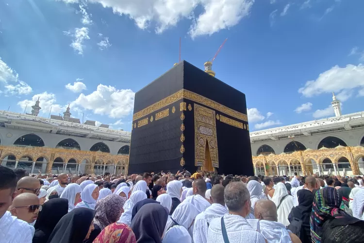 Pilgrims at Khana Kaaba during Umrah – Best Umrah Packages 2025 from UK