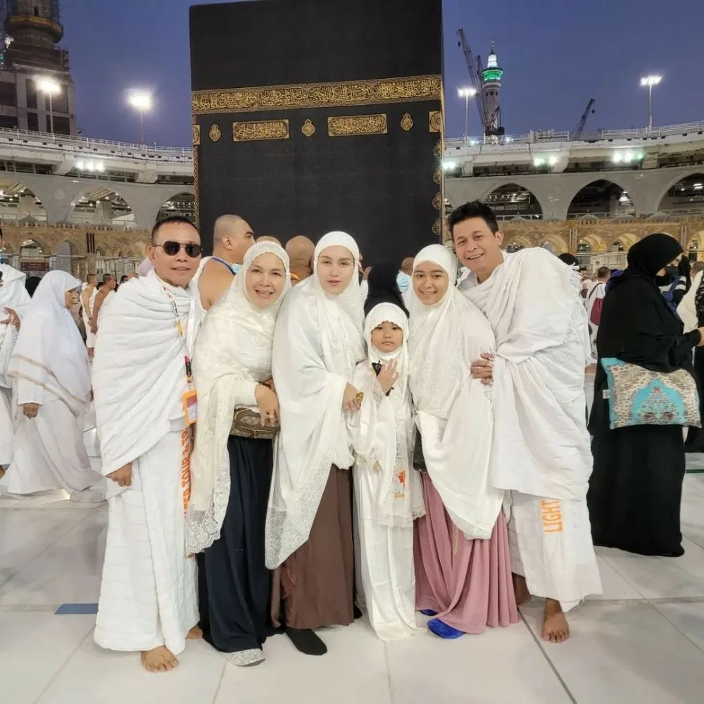 Muslim family with kids at airport ready for pilgrimage – representing Umrah Packages for Families from the UK