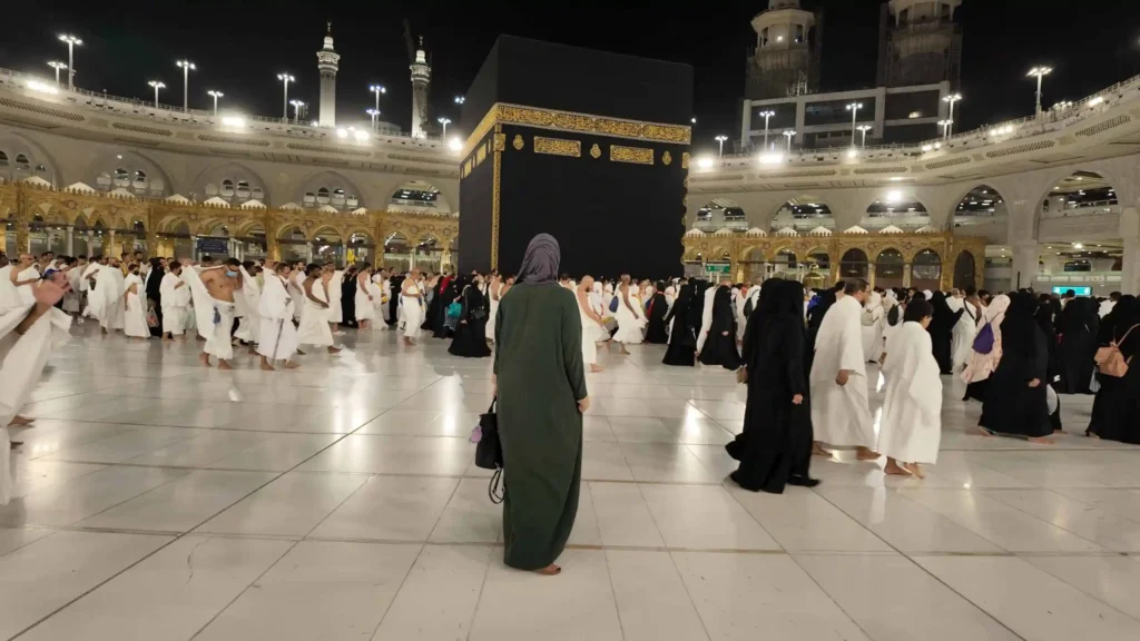 muslim woman performing Umrah in Makkah with modest attire – Umrah for women guidance